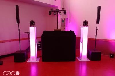 Miniature DJ Châbons (Isère) - Platineplus2 #7 Personnes dansant dans une salle éclairée par des lumières colorées, ambiance festive et décontractée.