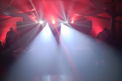 Miniature DJ Châbons (Isère) - Platineplus2 #10 Personnes dansant dans une salle éclairée par des lumières colorées, ambiance festive et décontractée.