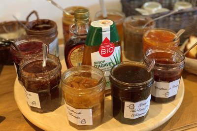 Salle de bain avec douche à l'italienne, carrelage effet brique, vasque blanche et miroir au mur.