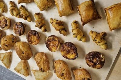 Salle de bain avec douche à l'italienne, carrelage effet brique, vasque blanche et miroir au mur.
