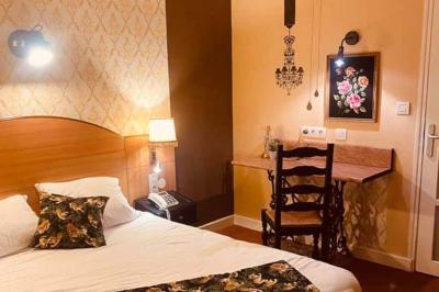 Salle de bain avec douche à l'italienne, carrelage effet brique, vasque blanche et miroir au mur.