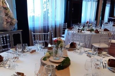 Salle de bain avec douche à l'italienne, carrelage effet brique, vasque blanche et miroir au mur.