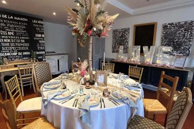 Salle de bain avec douche à l'italienne, carrelage effet brique, vasque blanche et miroir au mur.
