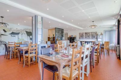 Salle de bain avec douche à l'italienne, carrelage effet brique, vasque blanche et miroir au mur.