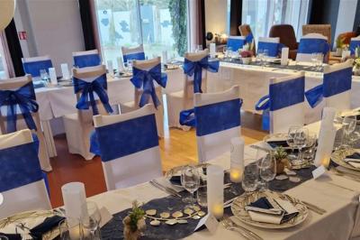 Salle de bain avec douche à l'italienne, carrelage effet brique, vasque blanche et miroir au mur.