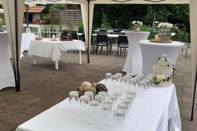 Salle de bain avec douche à l'italienne, carrelage effet brique, vasque blanche et miroir au mur.
