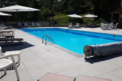 Miniature Location salle Méréville (Meurthe-et-Moselle) - La Maison Carrée #5 Salle de bain moderne avec douche à l'italienne, carrelage mural effet briques et meuble lavabo blanc.