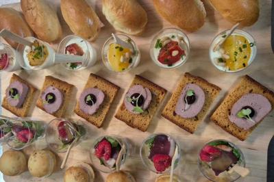 Miniature Location salle Méréville (Meurthe-et-Moselle) - La Maison Carrée #7 Salle de bain moderne avec douche à l'italienne, carrelage mural effet briques et meuble lavabo blanc.