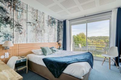 Miniature Location salle Méréville (Meurthe-et-Moselle) - La Maison Carrée #24 Salle de bain moderne avec douche à l'italienne, carrelage mural effet briques et meuble lavabo blanc.