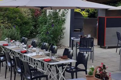 Miniature Location salle Méréville (Meurthe-et-Moselle) - La Maison Carrée #9 Salle de bain moderne avec douche à l'italienne, carrelage mural effet briques et meuble lavabo blanc.