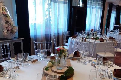 Miniature Location salle Méréville (Meurthe-et-Moselle) - La Maison Carrée #10 Salle de bain moderne avec douche à l'italienne, carrelage mural effet briques et meuble lavabo blanc.