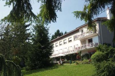 Miniature Location salle Méréville (Meurthe-et-Moselle) - La Maison Carrée #12 Salle de bain moderne avec douche à l'italienne, carrelage mural effet briques et meuble lavabo blanc.