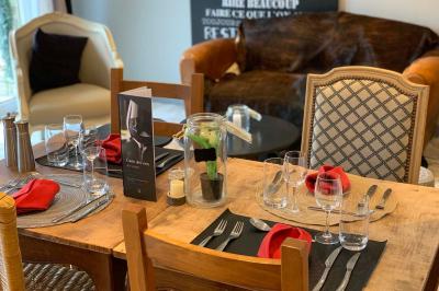 Miniature Location salle Méréville (Meurthe-et-Moselle) - La Maison Carrée #14 Salle de bain moderne avec douche à l'italienne, carrelage mural effet briques et meuble lavabo blanc.