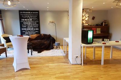 Miniature Location salle Méréville (Meurthe-et-Moselle) - La Maison Carrée #15 Salle de bain moderne avec douche à l'italienne, carrelage mural effet briques et meuble lavabo blanc.