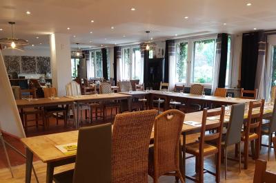 Miniature Location salle Méréville (Meurthe-et-Moselle) - La Maison Carrée #4 Salle de bain moderne avec douche à l'italienne, carrelage mural effet briques et meuble lavabo blanc.