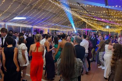 Miniature Scpa Visualproduction #3 Pièce montée en choux décorée de fleurs en sucre et de motifs en chocolat blanc, posée devant un mur de briques.