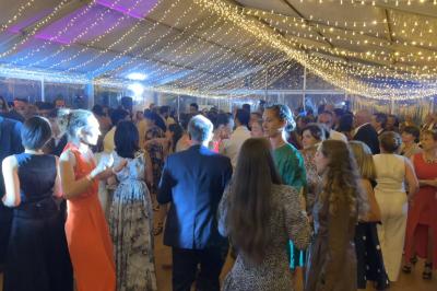 Miniature Scpa Visualproduction #6 Pièce montée en choux décorée de fleurs en sucre et de motifs en chocolat blanc, posée devant un mur de briques.