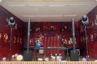 Miniature Scpa Visualproduction #11 Pièce montée en choux décorée de fleurs en sucre et de motifs en chocolat blanc, posée devant un mur de briques.