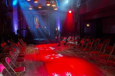 Miniature Scpa Visualproduction #4 Deux faisceaux lumineux blancs traversent une salle sombre avec des murs en pierre apparente.