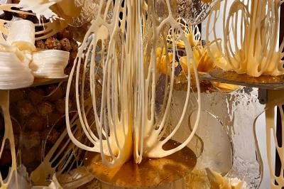 Miniature Scpa Visualproduction #15 Deux faisceaux lumineux blancs traversent une salle sombre avec des murs en pierre apparente.