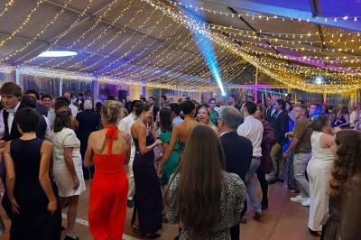 Miniature Scpa Visualproduction #3 Deux faisceaux lumineux blancs traversent une salle sombre avec des murs en pierre apparente.