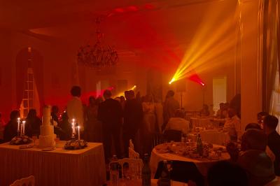 Miniature Scpa Visualproduction #13 Deux faisceaux lumineux blancs traversent une salle sombre avec des murs en pierre apparente.