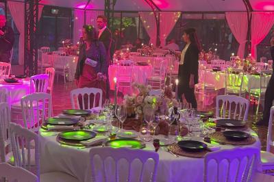 Miniature Scpa Visualproduction #5 Deux faisceaux lumineux blancs traversent une salle sombre avec des murs en pierre apparente.