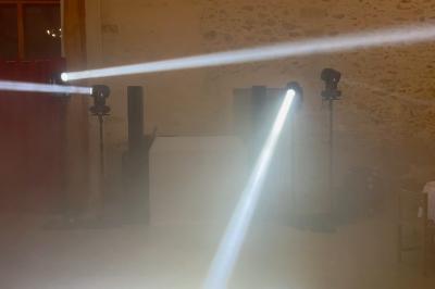 Miniature Scpa Visualproduction #17 Deux faisceaux lumineux blancs traversent une salle sombre avec des murs en pierre apparente.