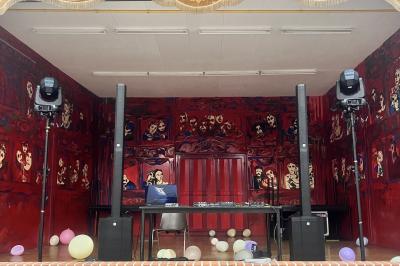 Miniature Scpa Visualproduction #10 Deux faisceaux lumineux blancs traversent une salle sombre avec des murs en pierre apparente.