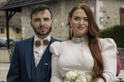 Miniature Scpa Visualproduction #9 Deux faisceaux lumineux blancs traversent une salle sombre avec des murs en pierre apparente.