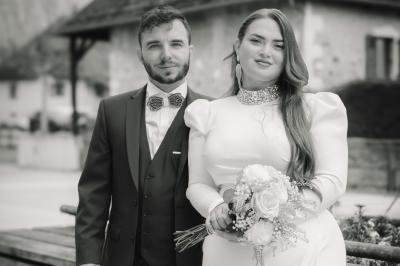 Miniature Scpa Visualproduction #14 Deux faisceaux lumineux blancs traversent une salle sombre avec des murs en pierre apparente.