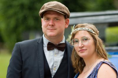 Deux faisceaux lumineux blancs traversent une salle avec des murs en pierre, éclairant un espace légèrement enfumé.
