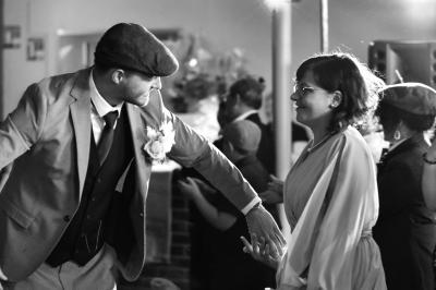 Deux faisceaux lumineux blancs traversent une salle avec des murs en pierre, éclairant un espace légèrement enfumé.