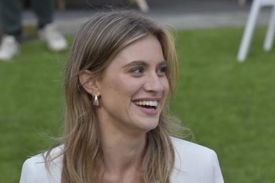 Deux faisceaux lumineux blancs traversent une salle avec des murs en pierre, éclairant un espace légèrement enfumé.
