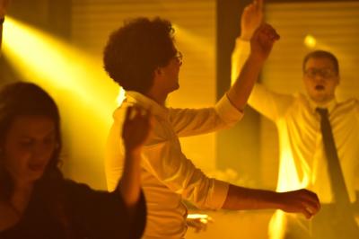 Table garnie de bouteilles de vin, verres, raisins noirs et amandes, décorée dans une ambiance élégante et chaleureuse.