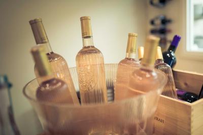 Chambre lumineuse avec lit double, bureau près de la fenêtre, cheminée décorative et télévision murale.