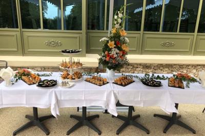 Chambre lumineuse avec lit double, bureau près de la fenêtre, cheminée décorative et télévision murale.