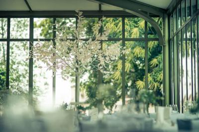 Chambre lumineuse avec lit double, bureau près de la fenêtre, cheminée décorative et télévision murale.