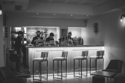 Chambre lumineuse avec lit double, bureau près de la fenêtre, cheminée décorative et télévision murale.