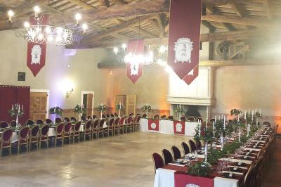 Scène décorée pour un événement avec éclairages colorés, écrans lumineux et instruments de musique.