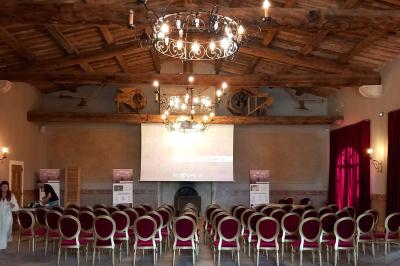 Scène décorée pour un événement avec éclairages colorés, écrans lumineux et instruments de musique.