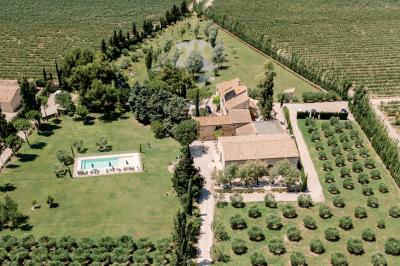 Scène décorée pour un événement avec éclairages colorés, écrans lumineux et instruments de musique.