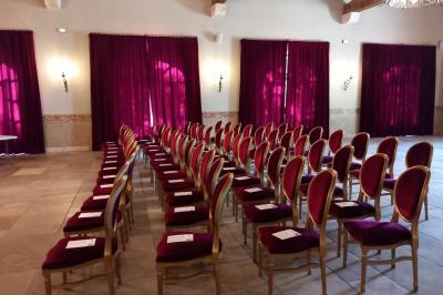 Scène décorée pour un événement avec éclairages colorés, écrans lumineux et instruments de musique.