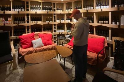 Deux verres de cocktails, l'un avec une tranche de citron, l'autre avec une tranche d'orange, tenus par deux mains.