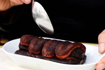 Deux verres de cocktails, l'un avec une tranche de citron, l'autre avec une tranche d'orange, tenus par deux mains.