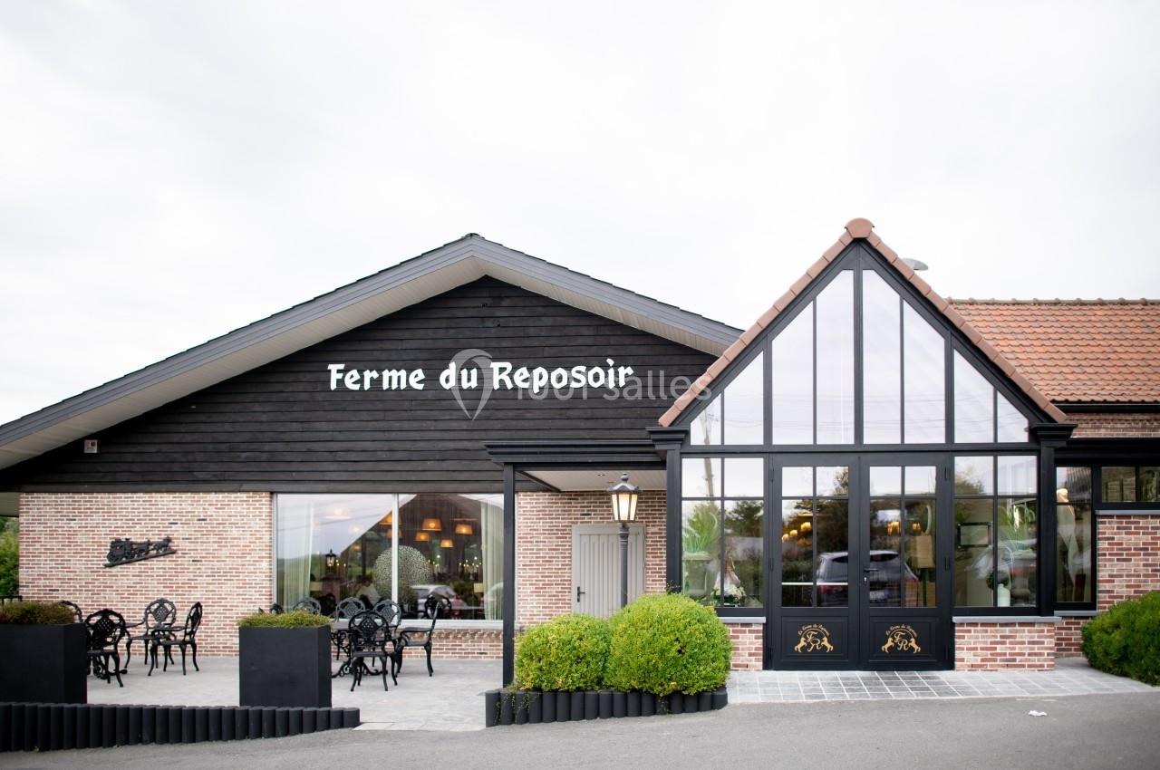 Façade d'un restaurant en briques et bois avec terrasse extérieure et grandes baies vitrées.