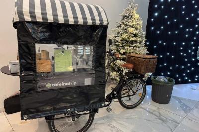 Voiture ancienne blanche stationnée devant une véranda moderne, entourée de végétation et d'arbres.