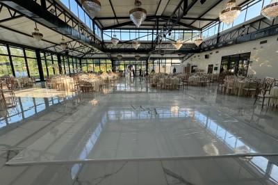 Montage de photos montrant un mariage en extérieur avec invités, décorations, voitures de luxe et une cérémonie dans un…