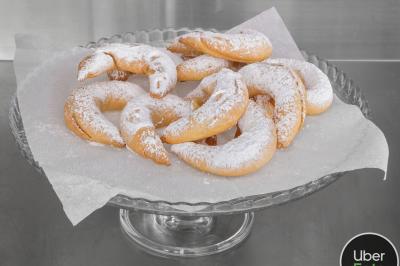 Plat de feuilles de légumes mijotées dans une sauce épicée, présenté dans une assiette blanche.