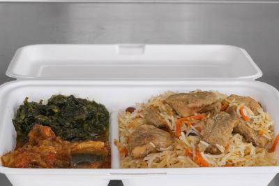 Plat de feuilles de légumes mijotées dans une sauce épicée, présenté dans une assiette blanche.